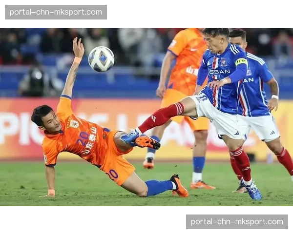 冲突瞬间：两队球员在角旗区发生推搡，主裁判出示黄牌